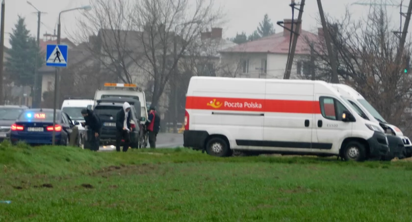 Jechał z przesyłkami, wymusił pierwszeństwo