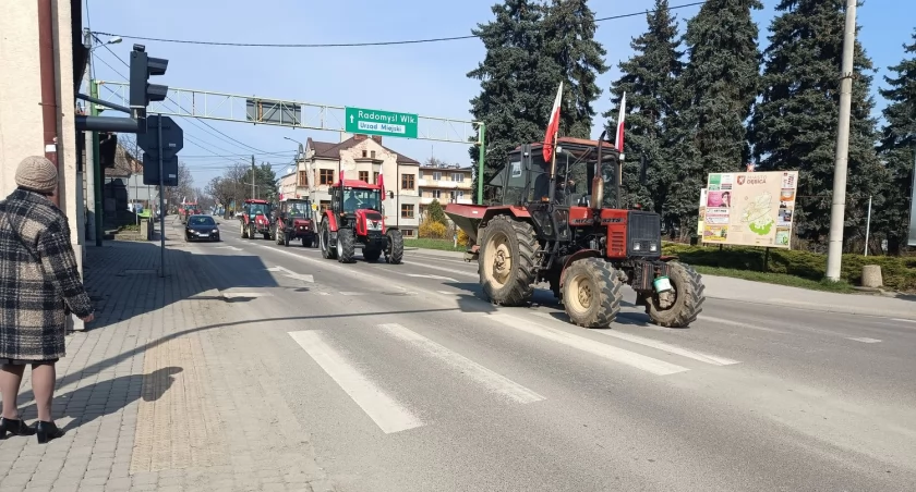 Trwa protest rolników w Dębicy. Potrwa on do godziny 18 [ZDJĘCIA, WIDEO]