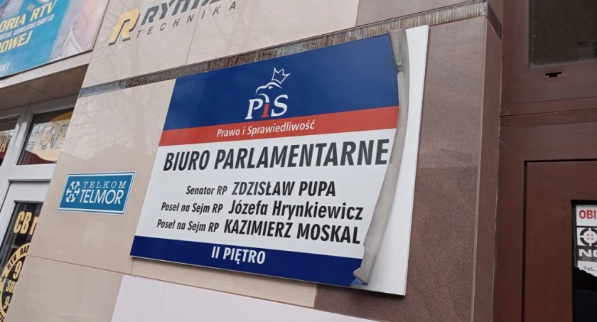 PiS się odkleja