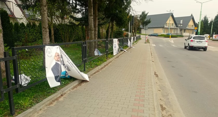 Tak powiało, że banery zerwało. Ale tylko niektóre... (zdjęcia)