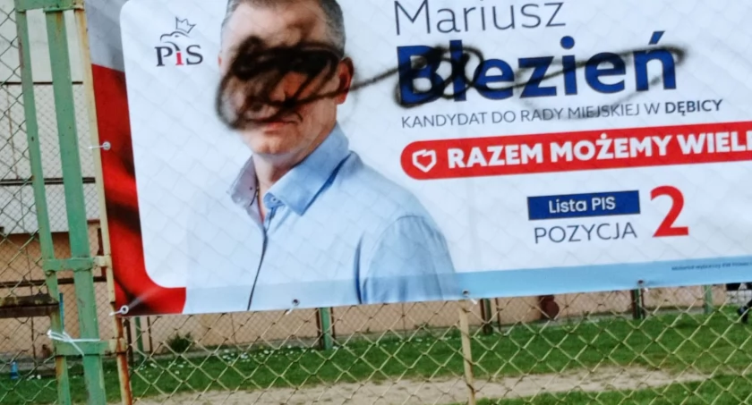 Wojna banerowa trwa. Teraz dostało się PiSowi (zdjęcia)