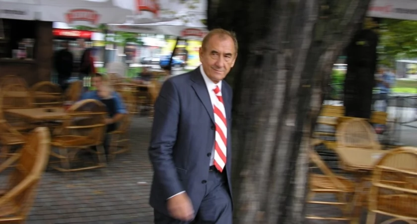 Były poseł pisze list z poparciem dla dyrektora swego biura