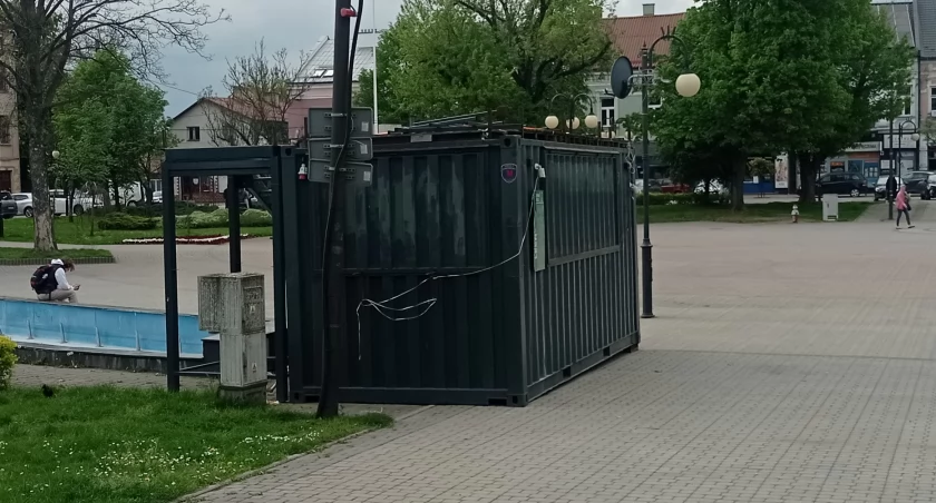 Kontener na Rynku już stoi, otwarcie ogródka coraz bliżej