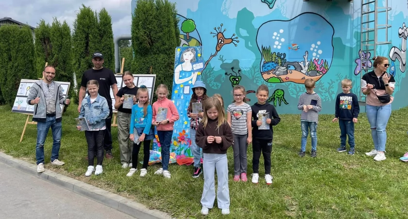 Mural na zbiorniku ma 230 m2. W malowaniu pomogły dzieci (zdjęcia)