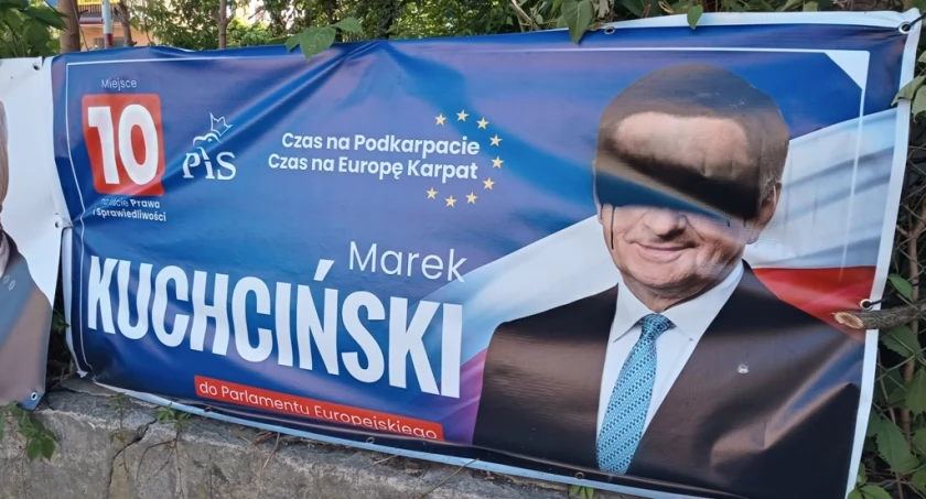 Kandydat z paskiem na oczach
