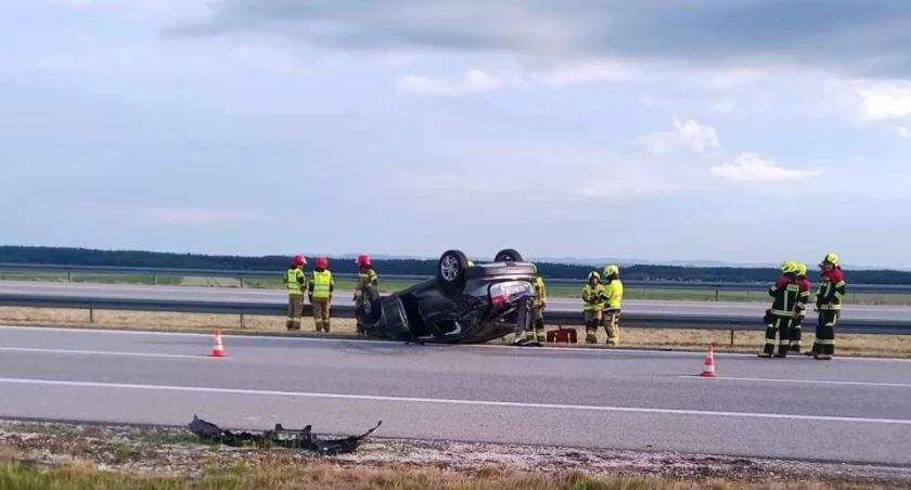 Dachowanie na autostradzie. Jedna osoba w szpitalu