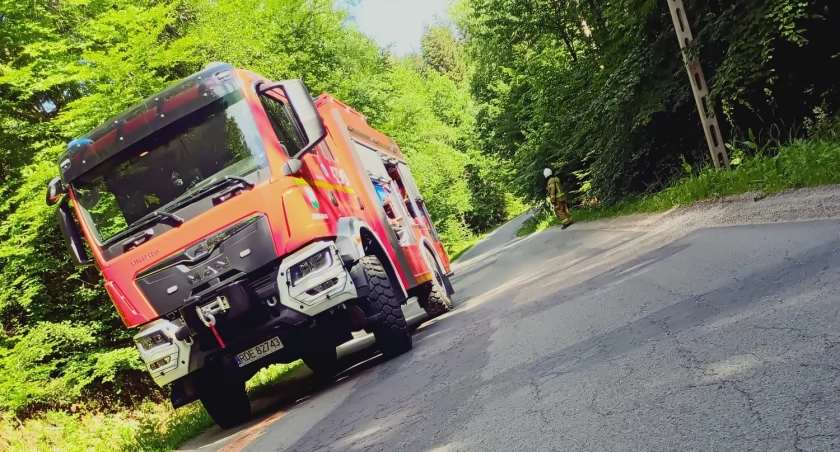 Auto dachowało. Za kierownicą 18-latek