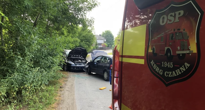 Renault na łuku uderzył w mercedesa