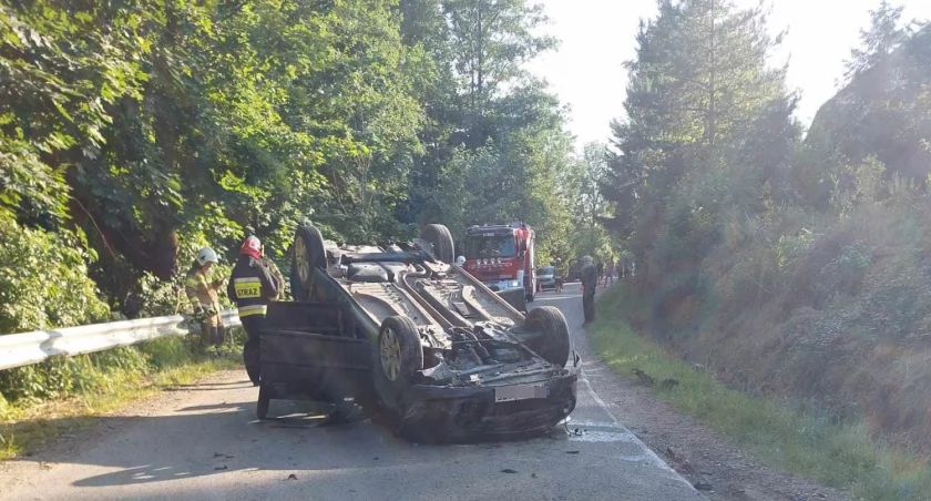 Samochód wpadł w poślizg i dachował [ZDJĘCIA]