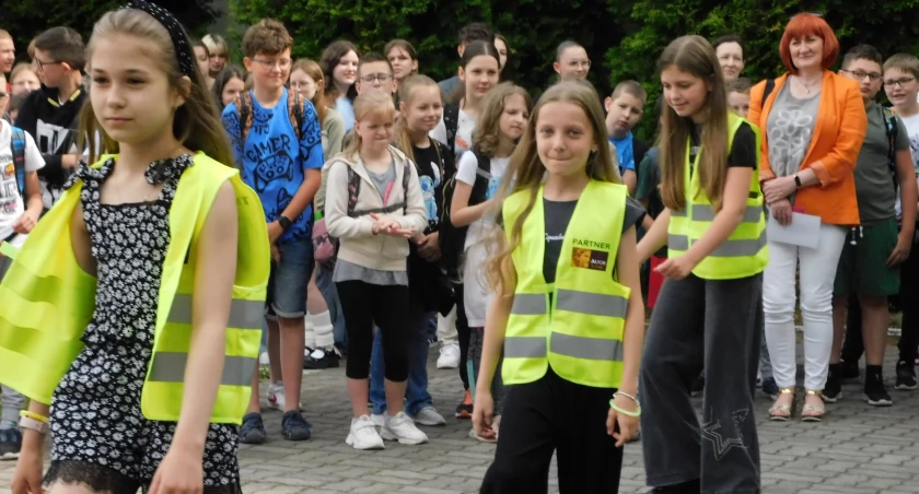 Takie kamizelki trafią do wszystkich szkół i przedszkoli w powiecie (zdjęcia)