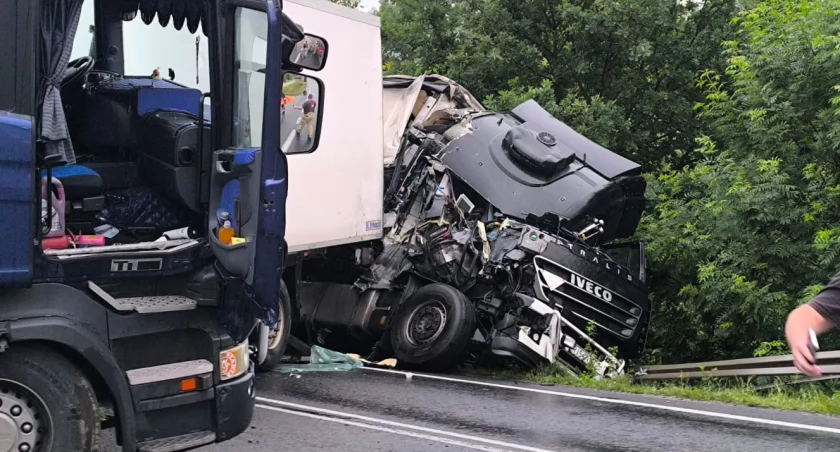 Poważny wypadek w Bukowej. Droga zablokowana [ZDJĘCIA]