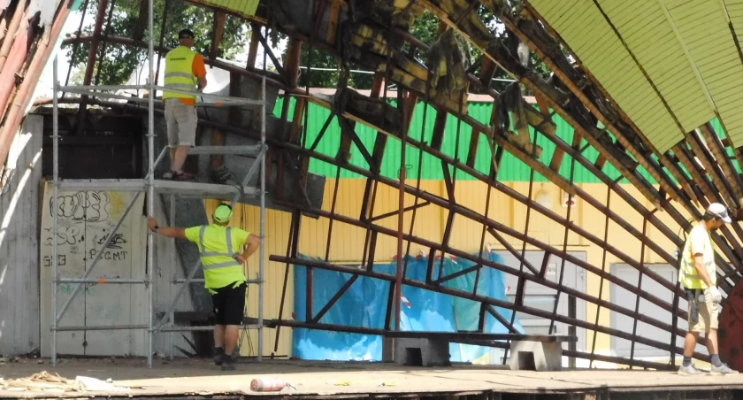 Trwa rozbiórka muszli. Stała tam prawie pół wieku (zdjęcia)