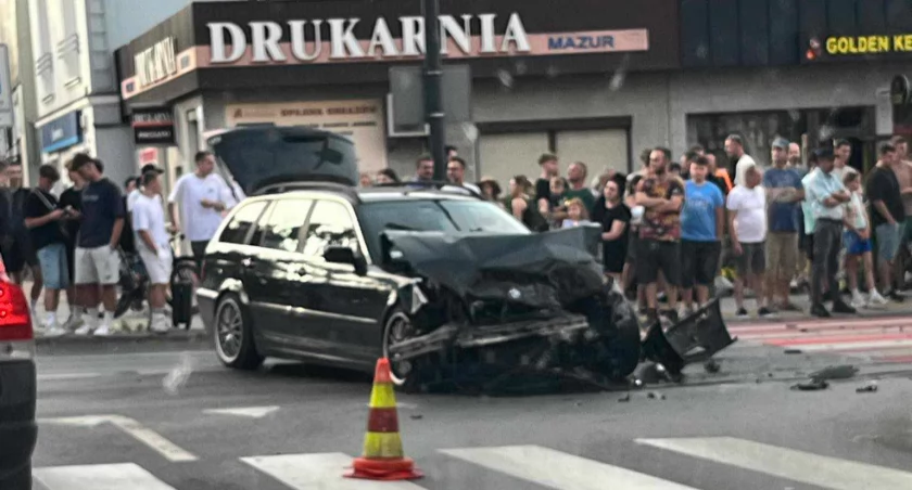 Cztery samochody rozbite. Sprawca twierdzi, że miał pomarańczowe