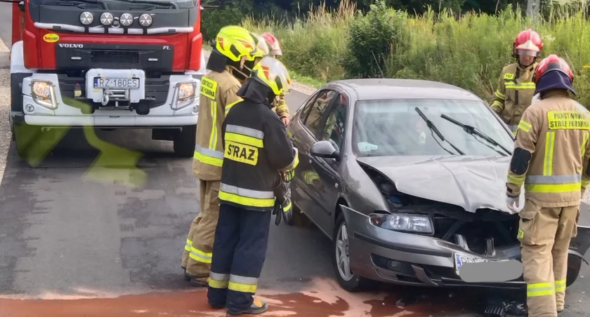 Straciła panowanie na łuku drogi