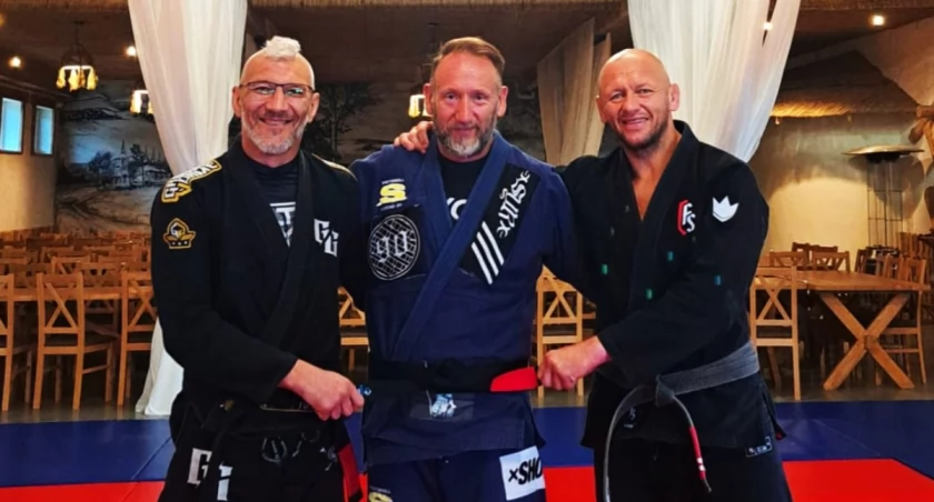 Jakub Cichoń z czarnym pasem brazylijskiego jiu-jitsu