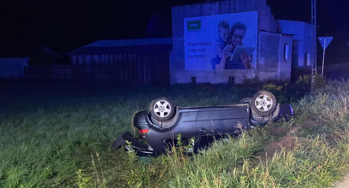 Wiózł pasażerów, dachował na łuku drogi