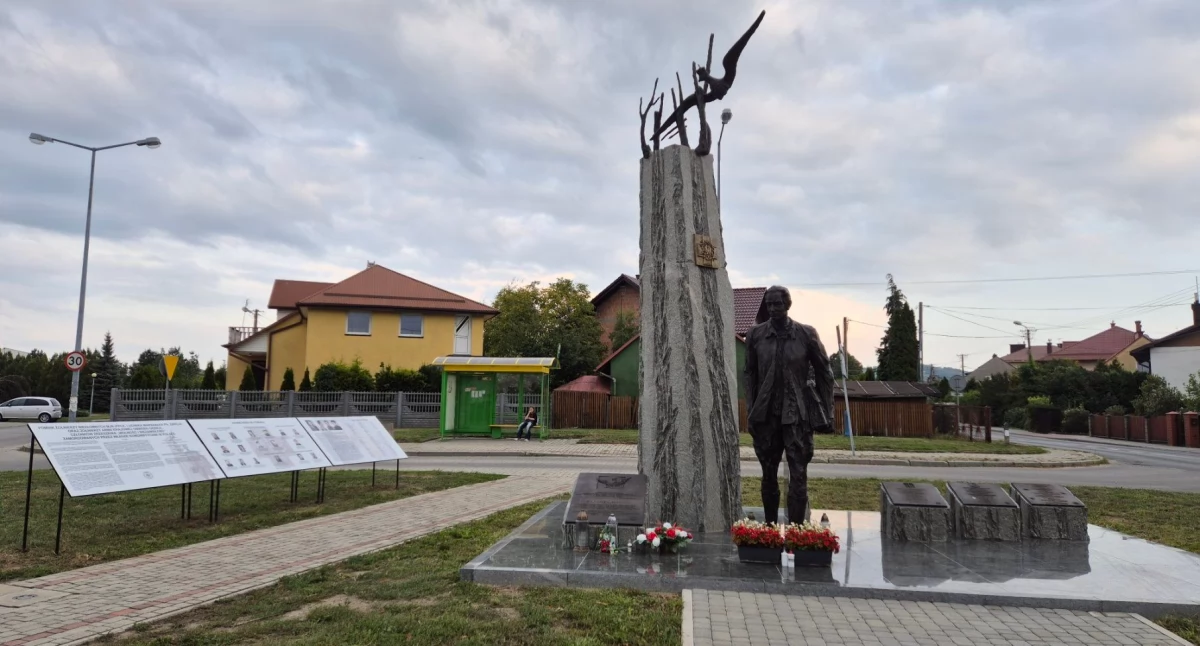 Tablice przy pomniku już stoją. Są tam nazwiska upamiętnionych, darczyńców i mecenasów 