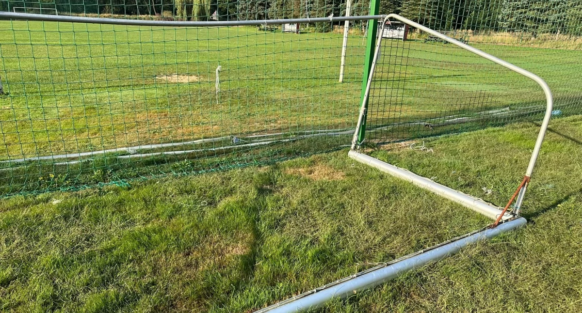 Z boiska w Straszęcinie złodzieje ukradli... bramkę