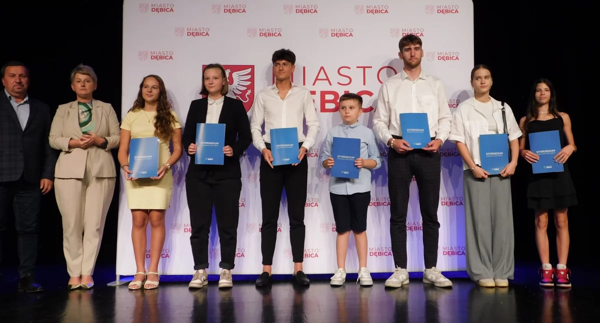 Odebrali stypendia za osiągnięcia edukacyjne, artystyczne i sportowe (zdjęcia)