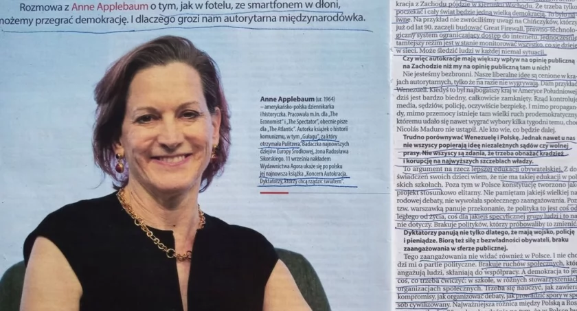 W fotelu ze smartfonem w ręku