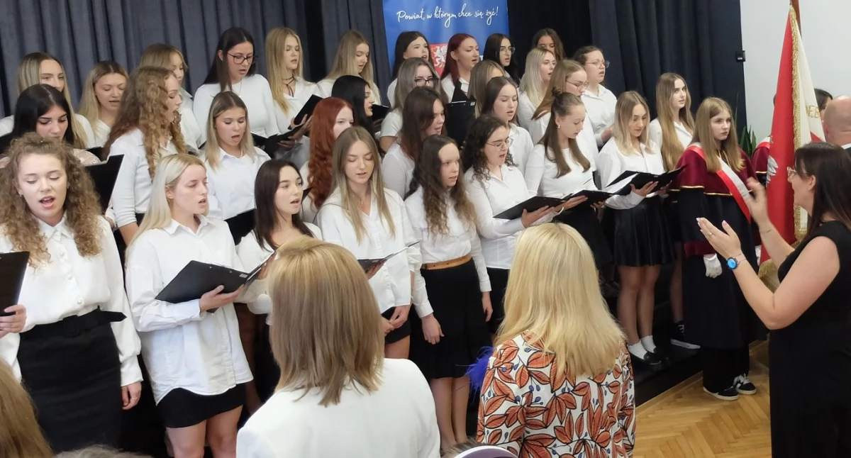 Szkolny chór otworzył obchody jubileuszu I LO (zdjęcia)