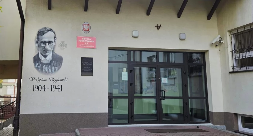 Władysław Węglowski upamiętniony na budynku szkoły 