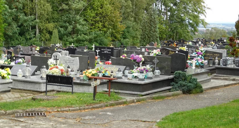 Oni zostali pochowani w ostatnim roku na cmentarzach w Dębicy