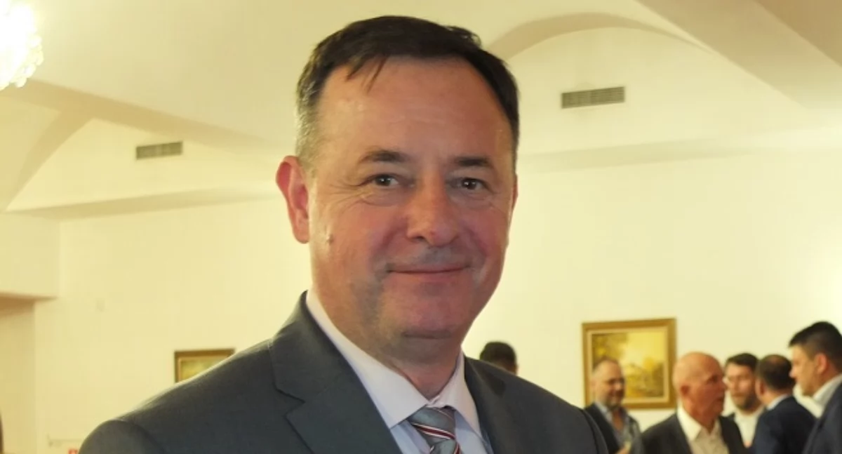 Andrzej Czarnecki na dębickim uniwersytecie o smugach za samolotami 