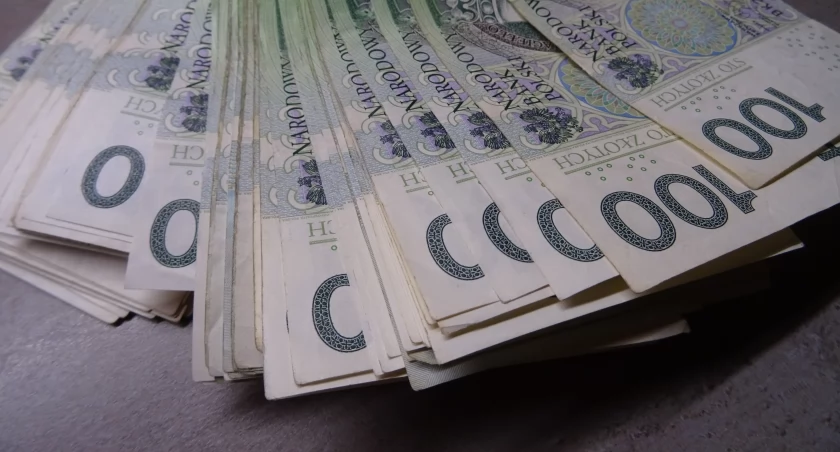 Zainstalowali aplikację, stracili 300 tys. złotych
