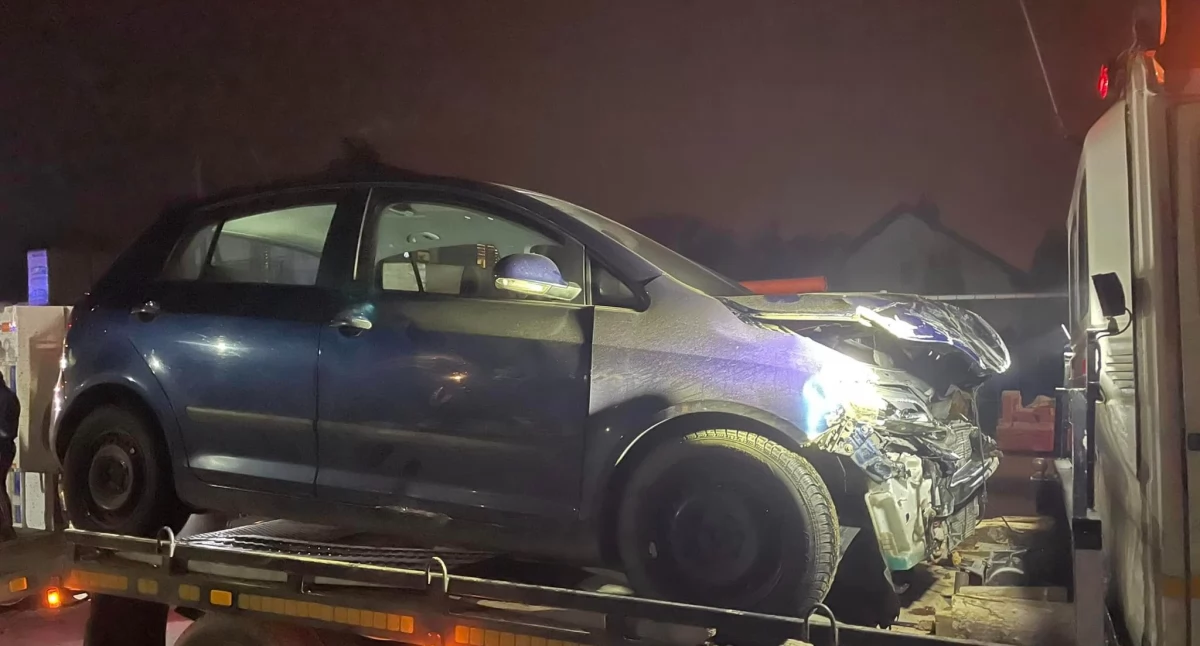 Ford uderzył w ogrodzenie