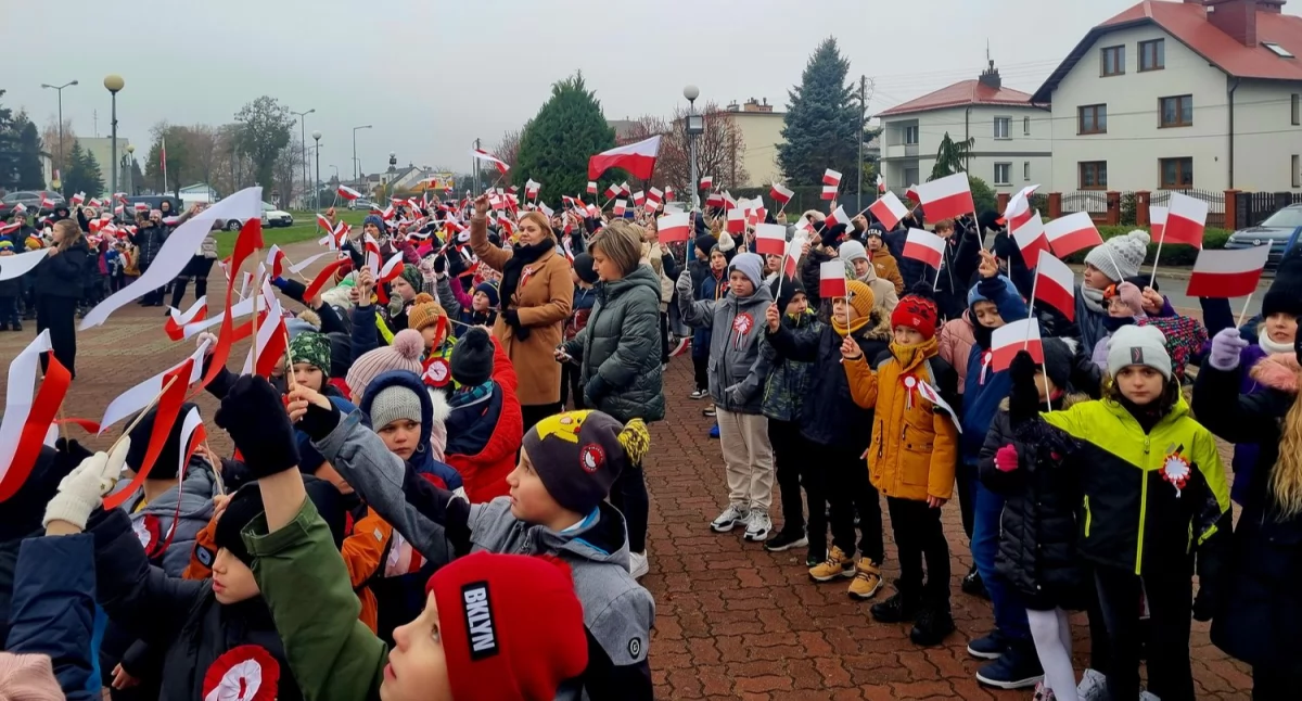 Korowód Niepodległości ruszył spod szkoły [ZDJĘCIA]