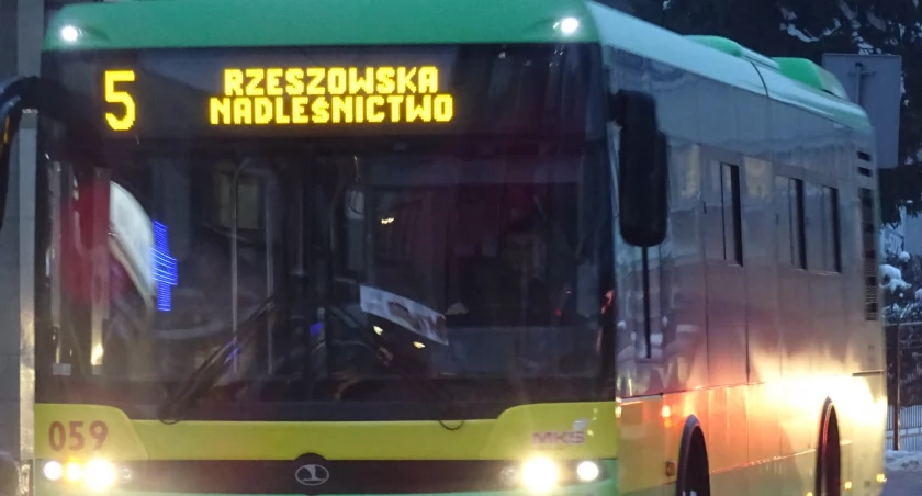 Piątka pojedzie pod Biedronkę. Szkoda, że tak późno