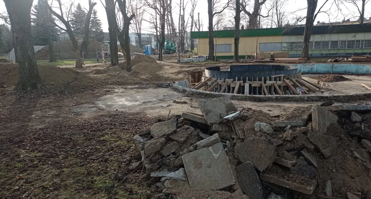 Park rozkopany, za to pomnik już stoi (zdjęcia)