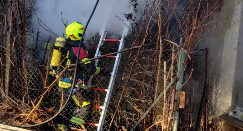 Siedem zastępów strażaków gasiło pożar domu