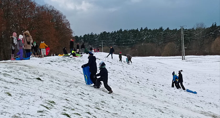 Na wałach szaleństwo. Wystarczyły dwa dni śniegu (zdjęcia i film)