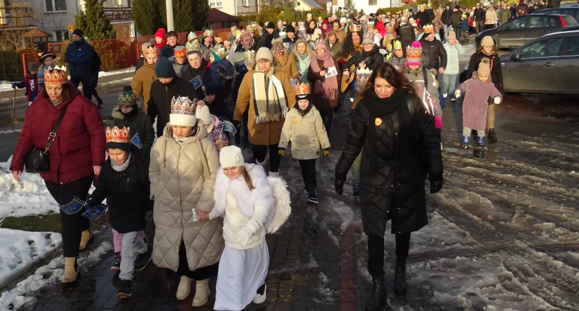 W Żyrakowie Orszak Trzech Króli doszedł pod plebanię
