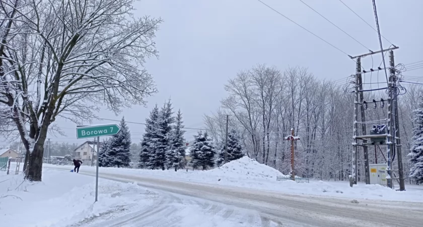 Autobus wjechał w toyotę. Uwaga! Na drogach będzie ślisko