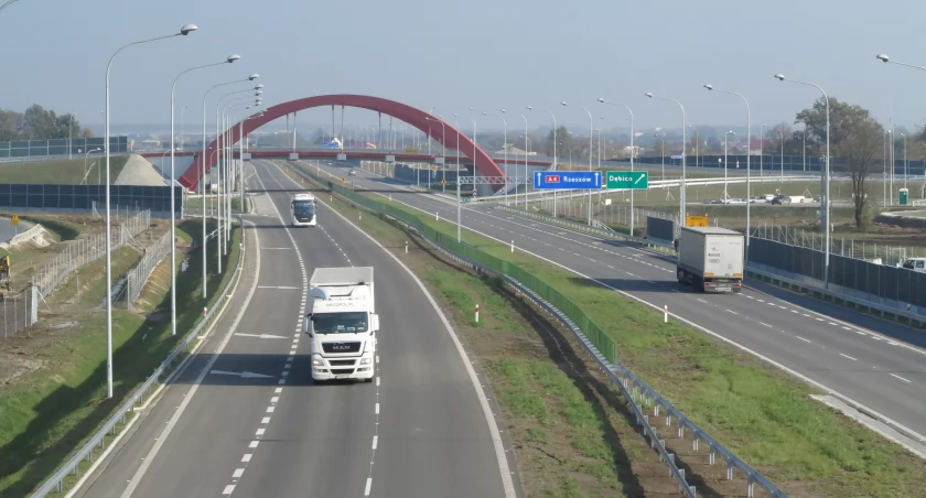 Strażacy pędzili na autostradę do wypadku ciężarówki