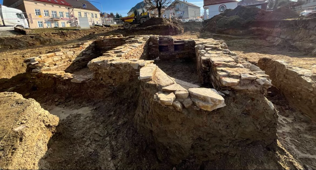 Odkryte fundamenty zostaną zasypane [ZDJĘCIA]
