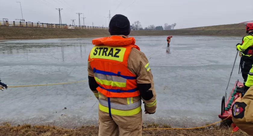 Strażacy wyciągali z wody mężczyznę, pod którym załamał się lód