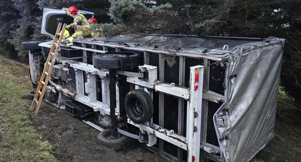 Auto się przewróciło, kierowcę zabrała karetka