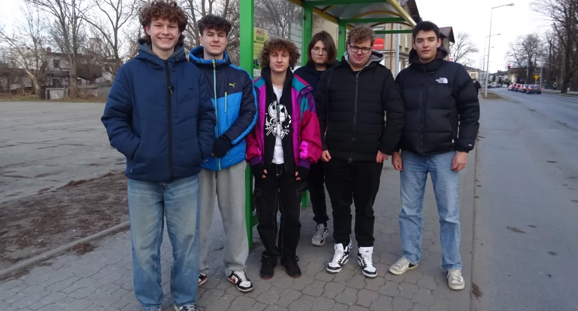 Petycja czeka na podpisanie. Uczniowie proszą o pomoc