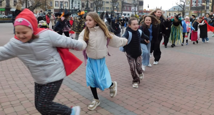 Obchody Dnia Teatru rozpoczęli najmłodsi (zdjęcia i film)