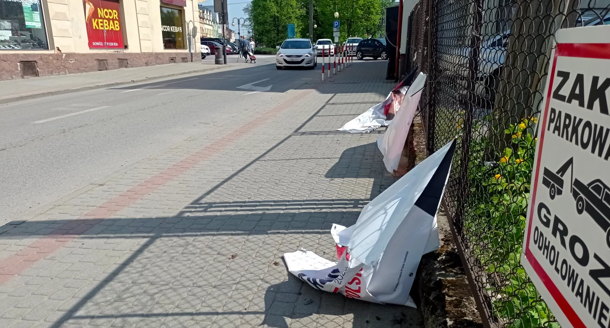 Zniszczone banery będą musieli posprzątać