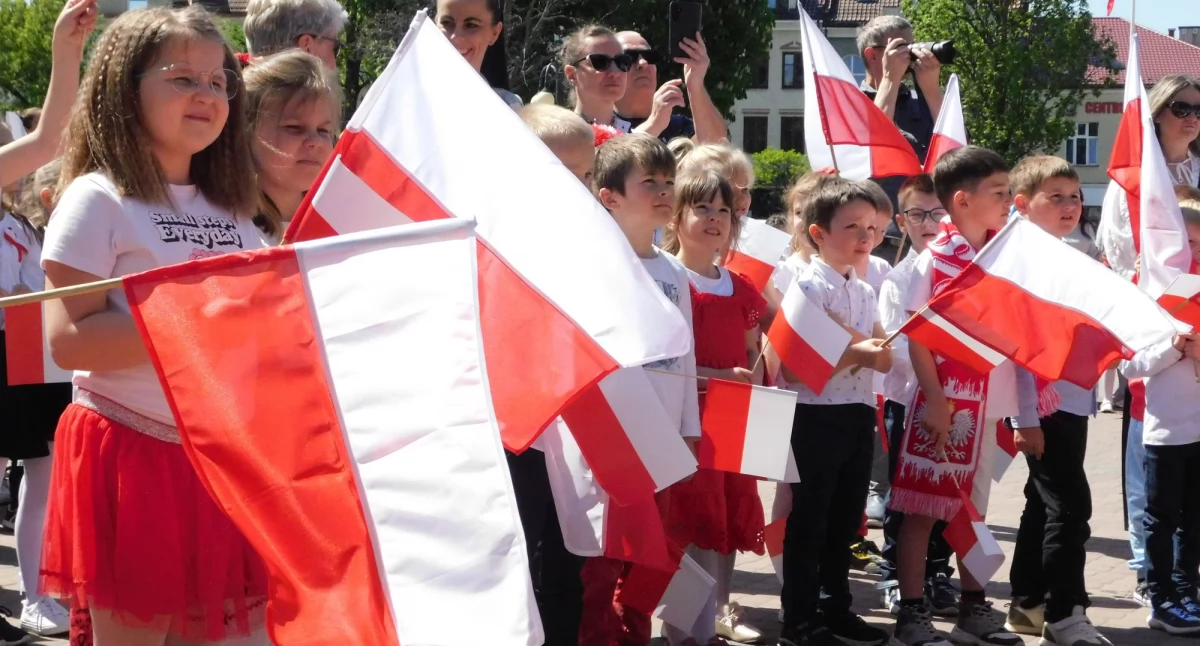Dzień Flagi przedszkolaki świętowały na Rynku (zdjęcia i film)