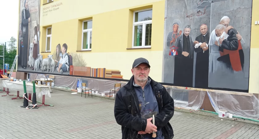 Ryszard Paprocki kończy mural w Łękach Górnych