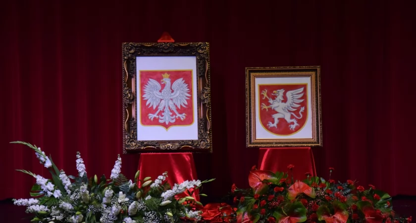 Na strychu znaleźli godło i herb. Burmistrz złożył obietnicę [ZDJĘCIA]