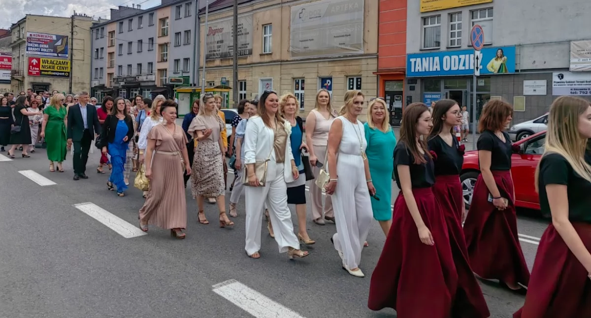200 lat, 200 lat! - śpiewali przy jubileuszowym torcie