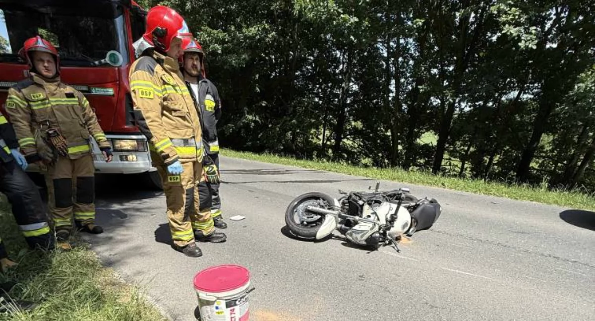 Motocyklista uderzył w stojący pojazd