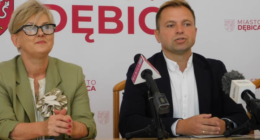Place zabaw i boiska otwarte, a na basen dzieci wejdą taniej